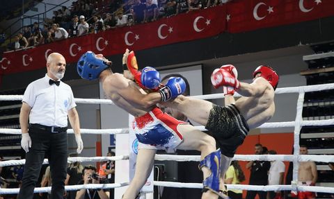 İzmir'de Türkiye Kick Boks Şampiyonası Heyecanı Başladı