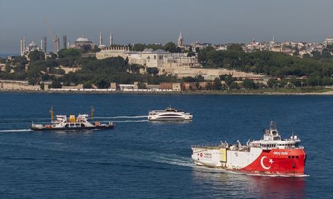 Oruç Reis Sismik Araştırma Gemisi İstanbul Boğazı'ndan Geçiyor