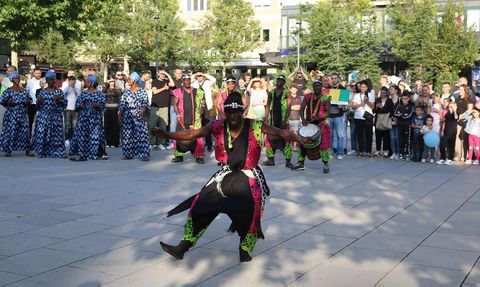 Renkli Kortej Yürüyüşü ile Priştine'de Dans Festivali Coşkusu