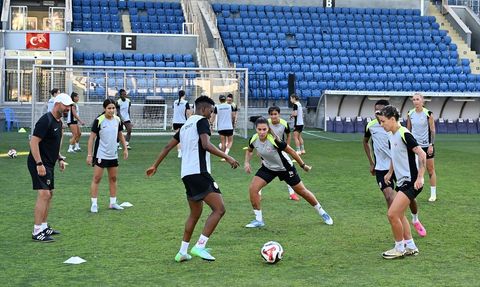 ABB FOMGET Kadın Futbol Takımı, Slavia Prag ile Maç Hazırlıklarına Devam Ediyor