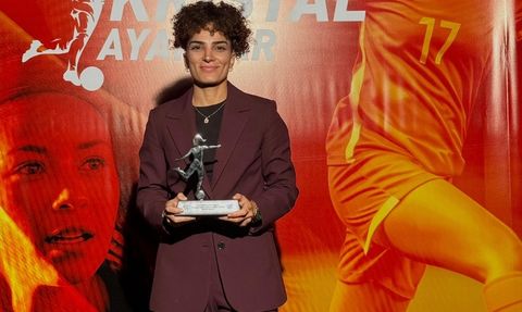 Dilan Bora'ya Yılın Defans Oyuncusu Ödülü Kutlaması