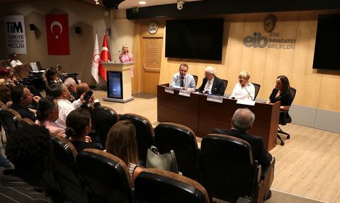 İzmir'de Uluslararası Öğrencilere Ticaret Elçiliği Eğitimi Başlatıldı