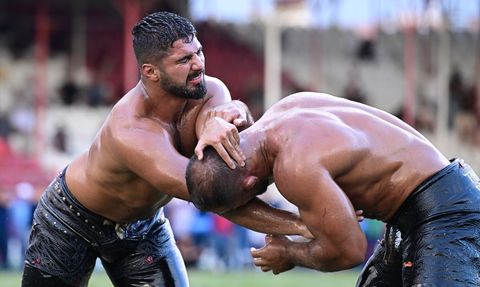 673. Elmalı Yağlı Güreşleri'nde Zafer Enes Doğan'ın