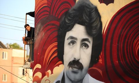 Adana'da Müslüm Gürses ve Ferdi Tayfur'un Portreleri Duvarları Süsledi