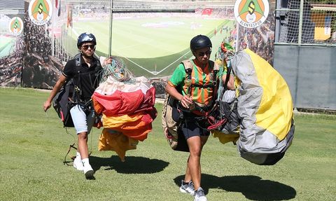 Alanya'da Milli Yamaç Paraşütü Sporcusu Başarıyla Kulübe İndi
