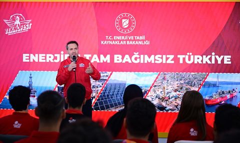 Bakan Bayraktar TEKNOFEST İstanbul'da Gençlerle Bir Araya Geldi