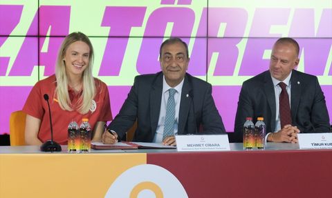 Galatasaray Daikin Kadın Voleybol Takımı'nın Yeni Transferleri İçin İmza Töreni Düzenlendi