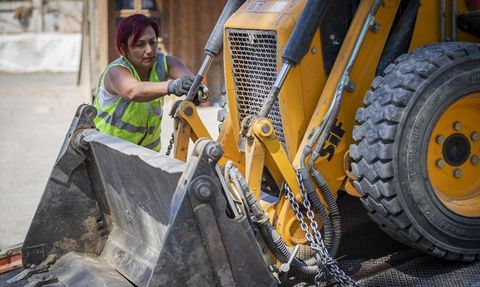 İzmir'de Kadın Çekici Operatörü: Munise Demirer'in Başarı Hikayesi