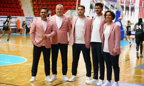 Antrenörler Meme Kanseri Farkındalık İçin Pembe Ceket Giydi