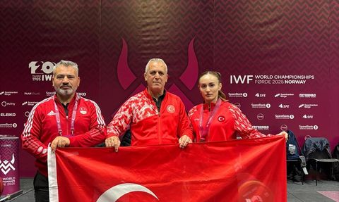 Cansel Özkan Dünya Halter Şampiyonası'nda Bronz Madalya Kazandı