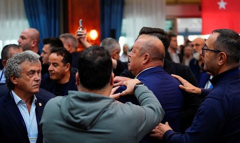 Fenerbahçe Yüksek Divan Kurulu'nda Gergin Anlar