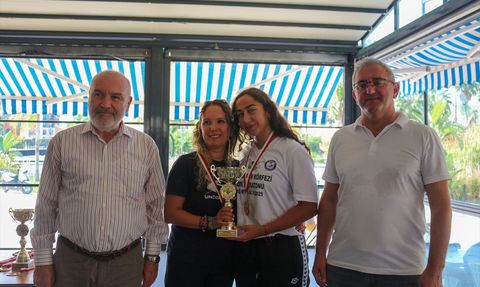 İskenderun Körfezi Açık Deniz Yüzme Maratonu'nda Elif Berke Ödüllendirildi