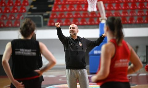 Kayseri Basketbol'un Başantrenörü Emre Özsarı: Hedef Play-off