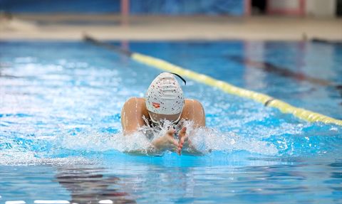 Tokyo'da Madalya Heyecanı: İşitme Engelli Yüzücüler İdil ve Irmak