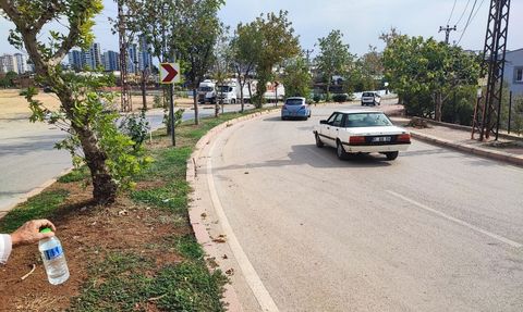 Adana'da Keskin Viraj Tehlikesi: Esnaf Önlem Aldı