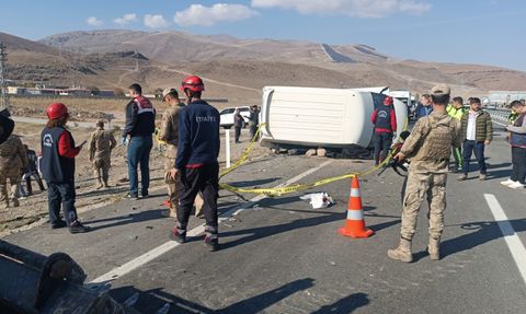 Ağrı'da Minibüs ve Otomobil Çarpıştı: 1 Ölü, 2 Yaralı
