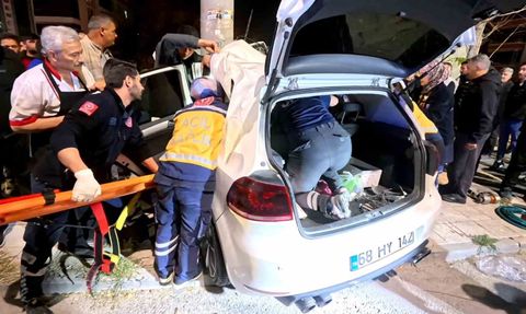 Aksaray'da Otomobil Direğe Saplandı: 2 Kişi Ağır Yaralandı