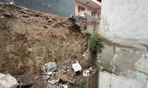 Arnavutköy'de İstitnat Duvarı Çöktü