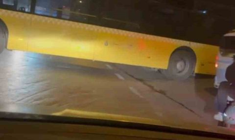 Ataşehir'de Otobüs Dönüş Yaparken Sıkıştı