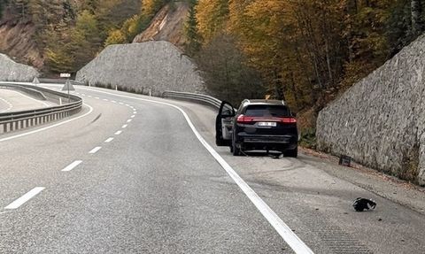 Bolu'da Elektrikli Otomobil İstinat Duvarına Çarptı