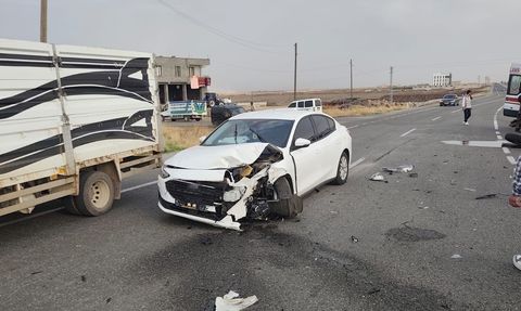 Diyarbakır'da Otomobil-Traktör Çarpışması: 1 Kişi Yaralandı