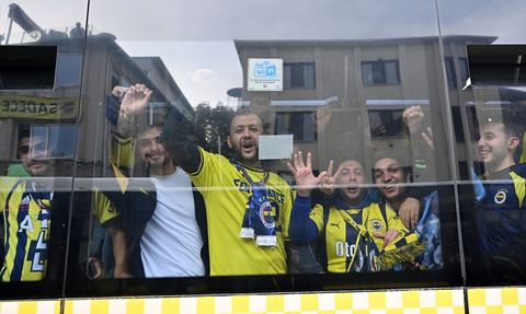 Fenerbahçe Taraftarları Tüpraş Stadı'na Yola Çıktı