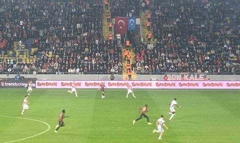 Gençlerbirliği Taraftarları Doğu Türkistan Bayrağı Astı