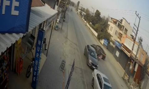 Hatay'da Motosiklet ve Otomobil Çarpıştı