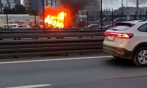 İstanbul'da İş Makinesi Yangını