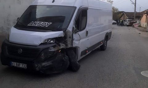 Karabük'te Minibüs ve Hafif Ticari Araç Çarpıştı: 2 Yaralı