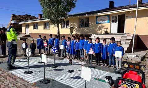 Kars'ta Öğrencilere Trafik Eğitimi