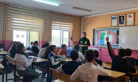 Kars'ta Yeşilay Minik Yüreklere Dokunuyor