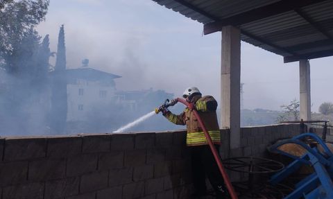 Kumlu'da Bahçe Yangını Kontrol Altına Alındı