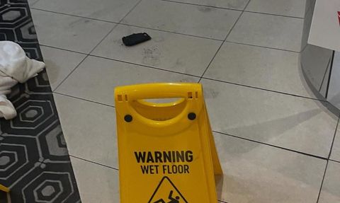 Melbourne Havalimanı'nda Taşınabilir Şarj Cihazı Yangını Yaraladı