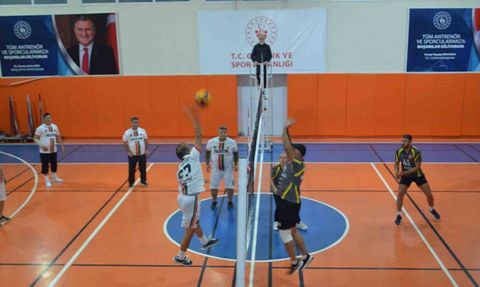 Öğretmenler Günü Voleybol Turnuvası Şampiyonu Atatürk İlkokulu