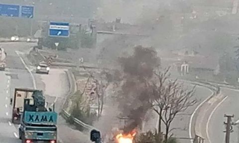 Pamukova'da Seyir Halindeki Otomobil Alev Aldı