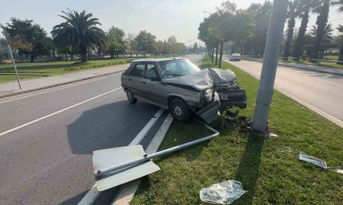 Samsun'da Yaya Kazası: Otomobil Aydınlatma Direğine Çarptı