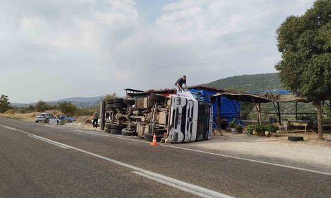 Tarsus'ta Kamyon Devrildi, Sürücü Sağ Salim Kurtuldu