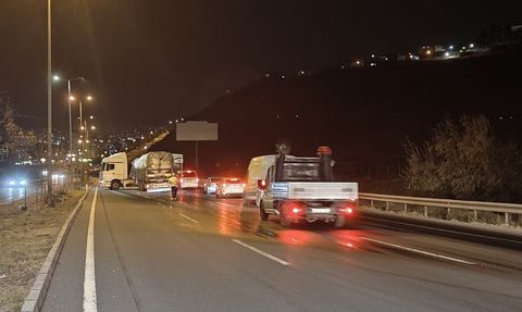 Tır Kazası Patates Yükünü Yola Saçtı
