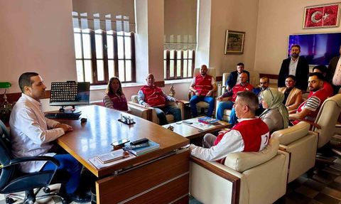 Türk Kızılay, Manisa'daki Hastalara Giysi Yardımında Bulundu