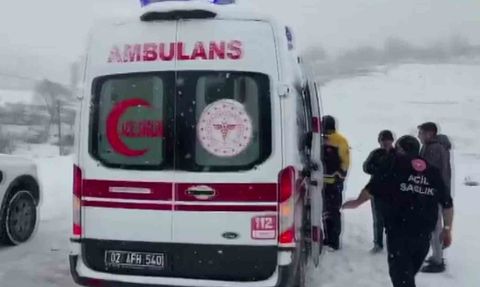 Adıyaman'da Kar Dolu Yolda Ambulans Kurtarma Operasyonu