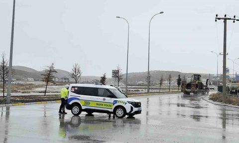 Aksaray'da Kar Yağışı Nedeniyle Ortaköy Yolu Kapandı