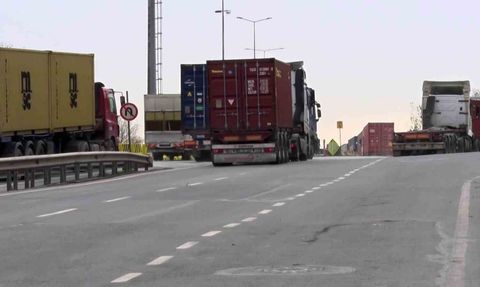 Ambarlı Limanı'ndaki Tır Yoğunluğu Halkı Mağdur Ediyor