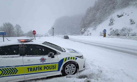 Bolu Dağı’nda Kar Yağışı Ulaşımı Olumsuz Etkiliyor