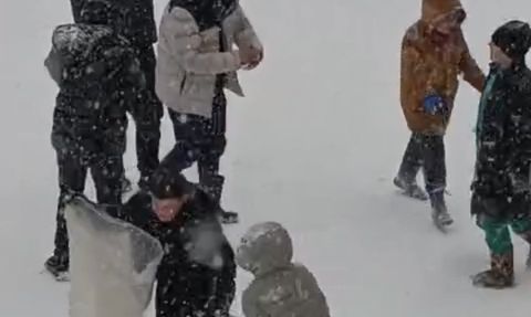 Çermik’te Kar Yağışı Çocukları Sevindirdi