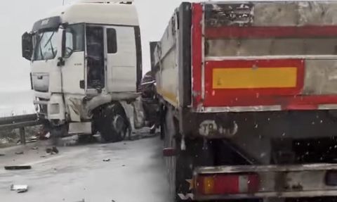 Düzce'de Tır Kazası Çevre Yolunu Kapatmıştır