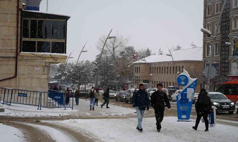 Erzurum'da Yoğun Kar Yağışı Hayatı Olumsuz Etkiledi