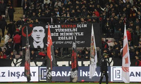 Eskişehirspor Taraftarı Hava Şehidi Emre Mercan'ı Andı