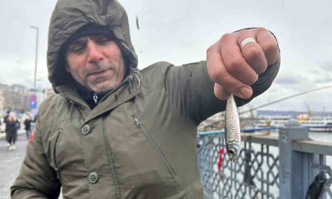 Galata Köprüsü'nde Yılın Son Günü Balıkçılar Coşku İçinde