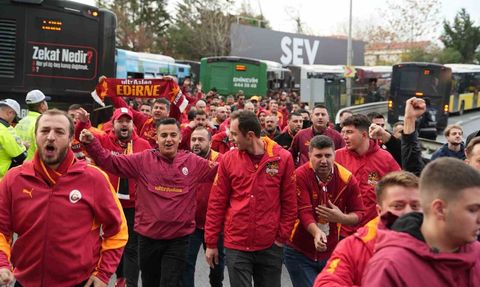 Galatasaray Taraftarları Fenerbahçe Derbisi İçin Stadyuma Gitti